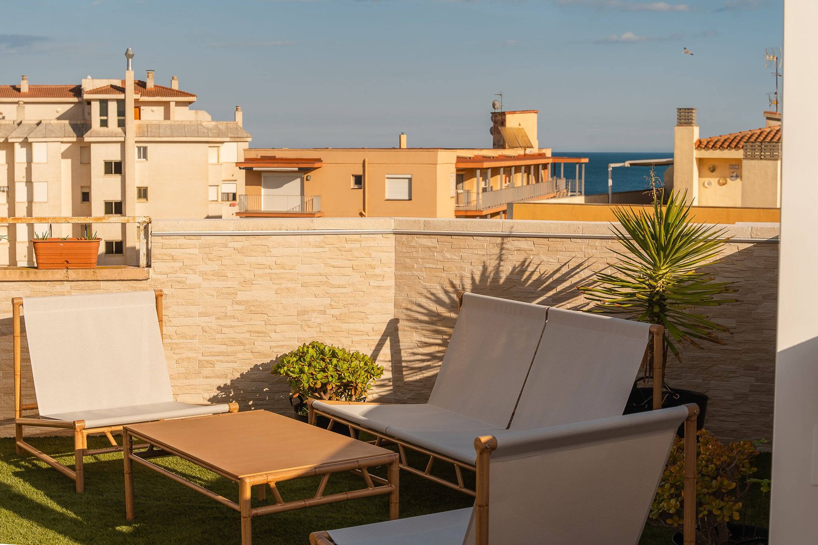 Terraza en La Pineda: reforma de exteriores funcional