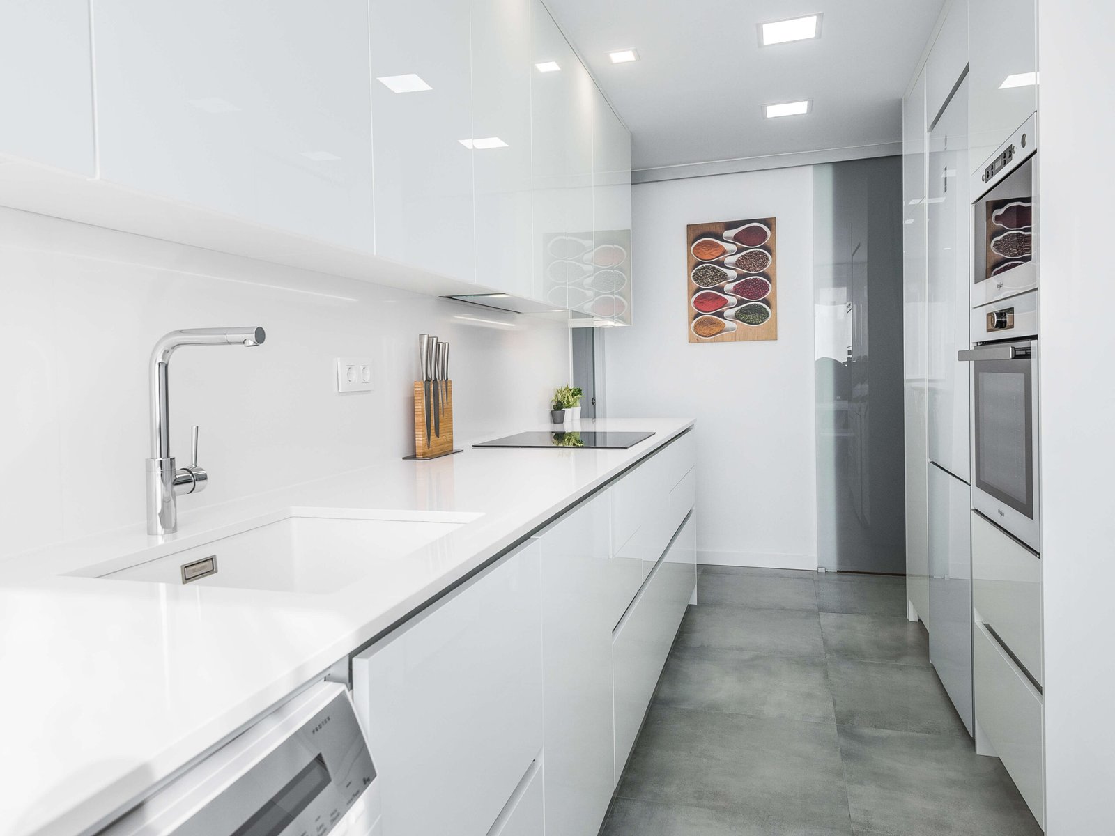 Reforma de cocina en Tarragona: cristal y mayor encimera