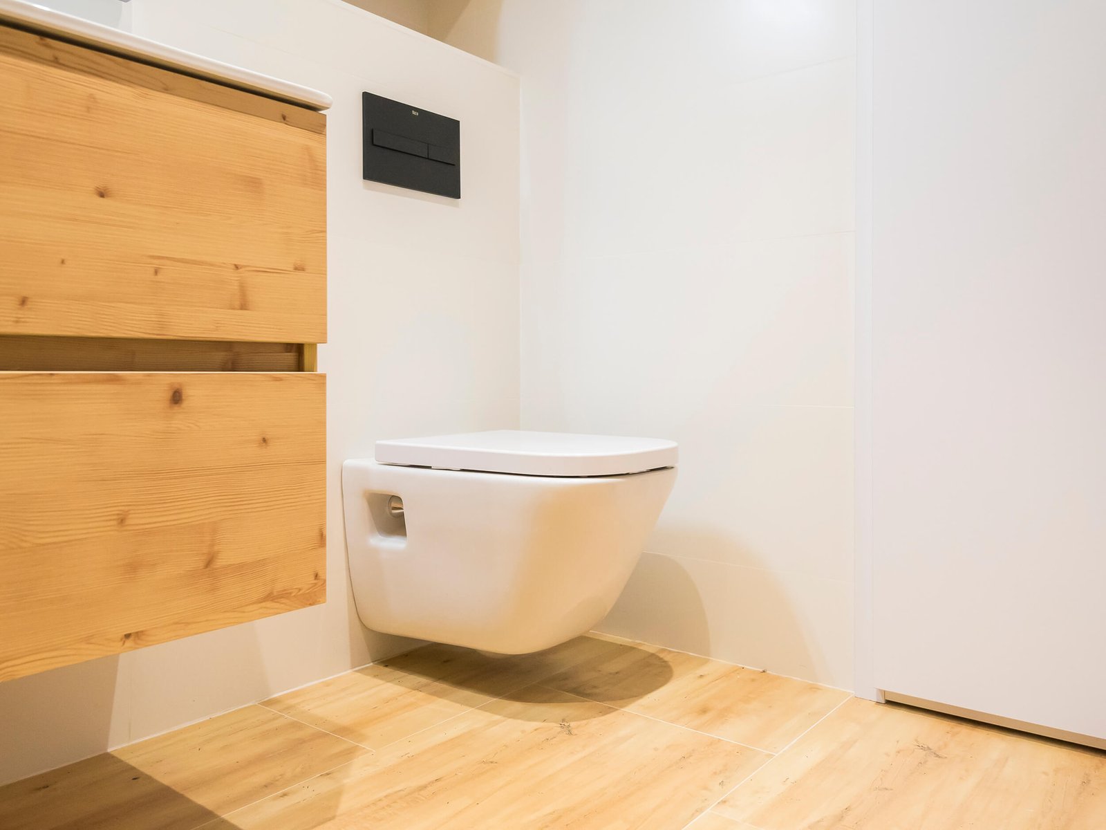 Reforma de baño en Tarragona: continuidad madera y negro