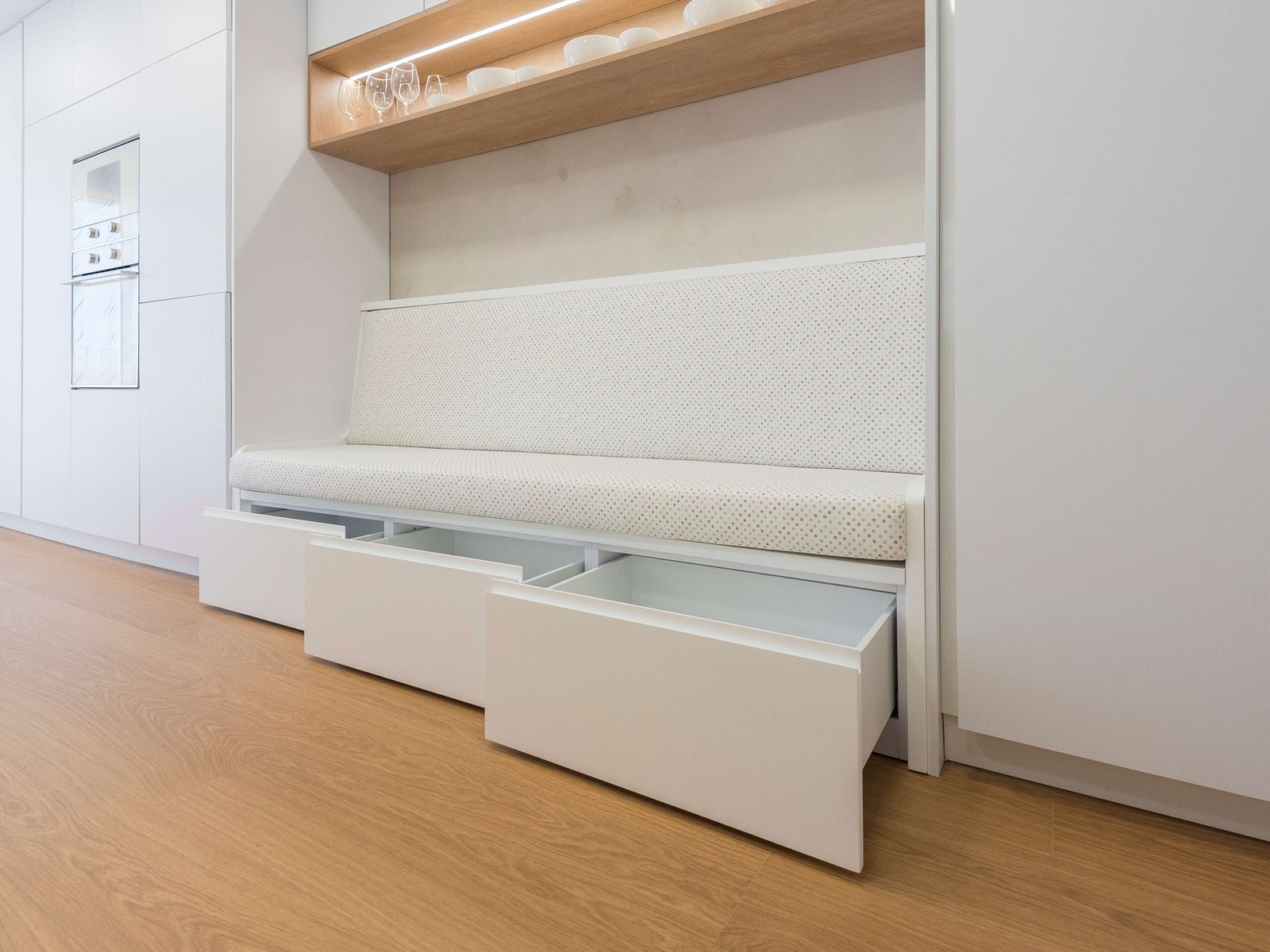 Reforma integral en Bellvei: espacios unificados y madera