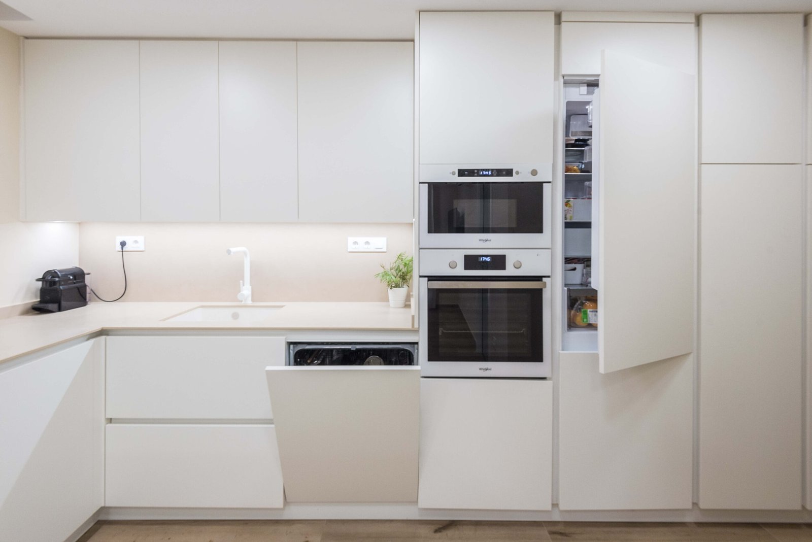 Reforma integral en Alcover: cocina abierta y despensa