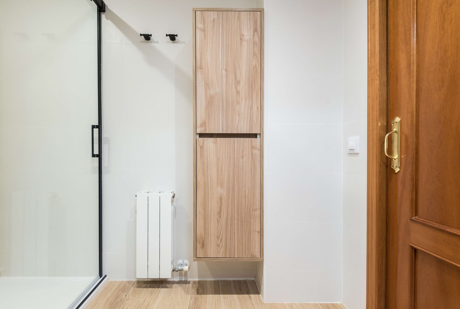 Reforma de baño en Tarragona: porcelánico roble y corredera