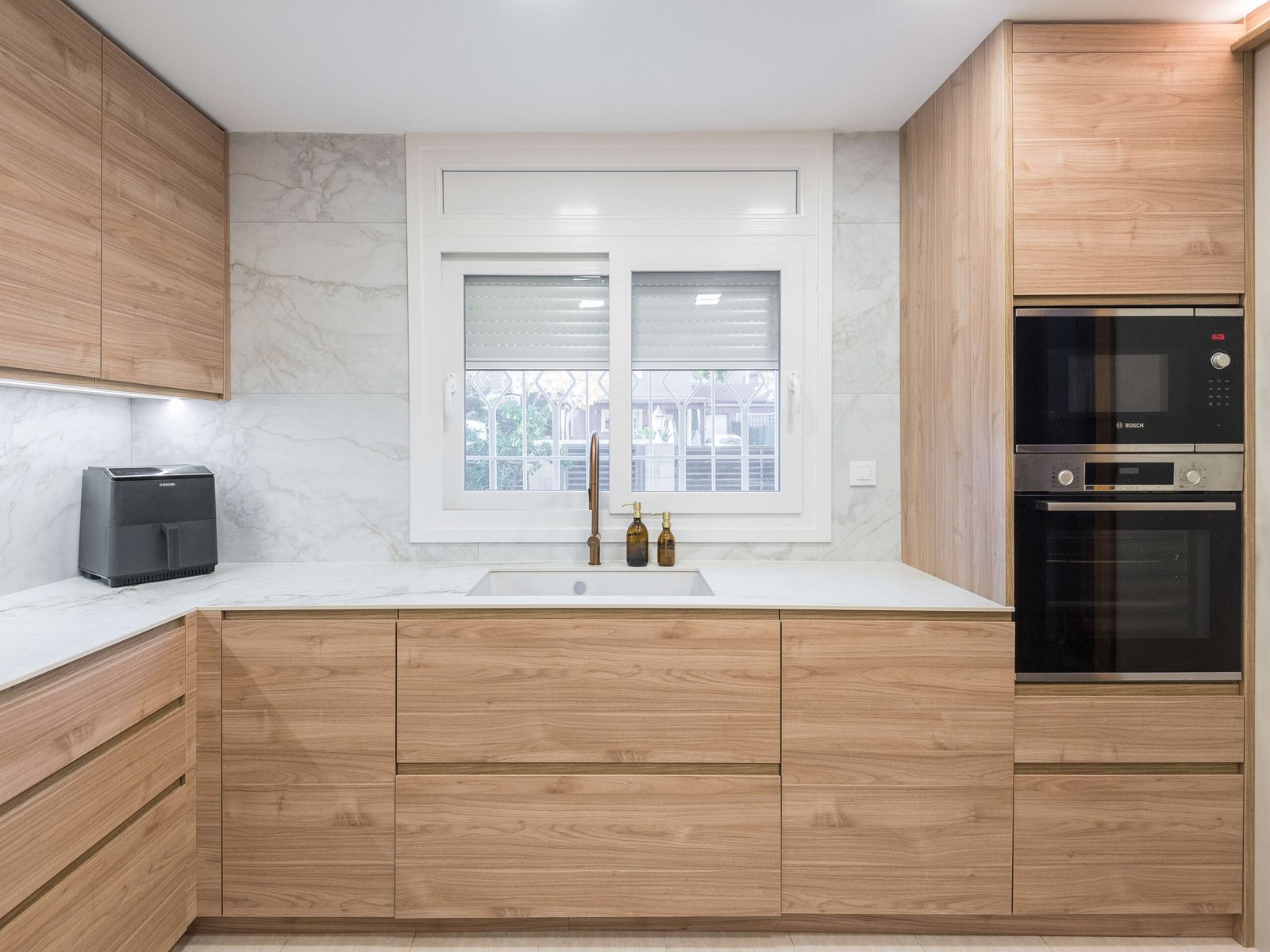 Reformas de cocinas en Tarragona: puerta corredera integrada