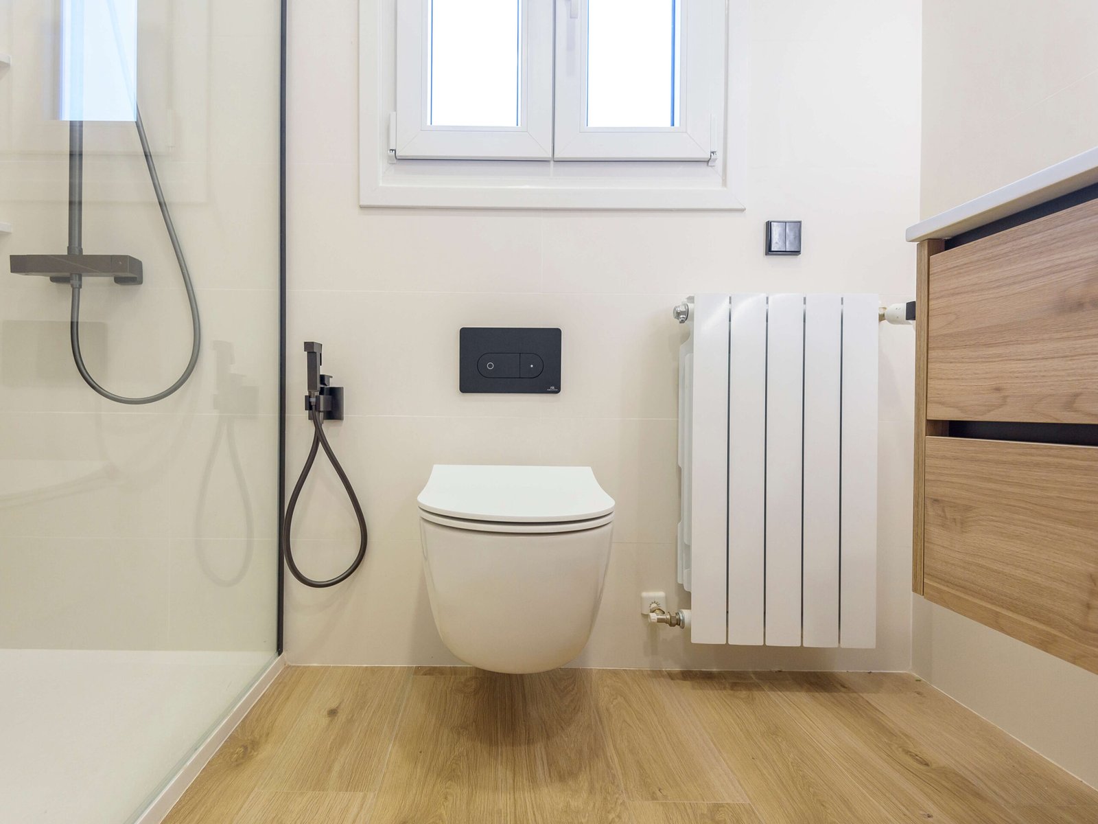 Reforma de baño en Nulles: pavimento roble y diseño funcional