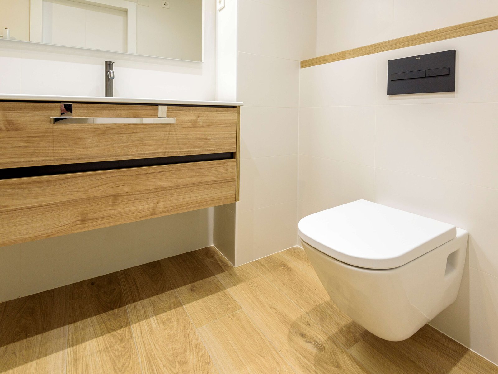 Reforma integral en Tarragona: puertas lacadas y baño madera