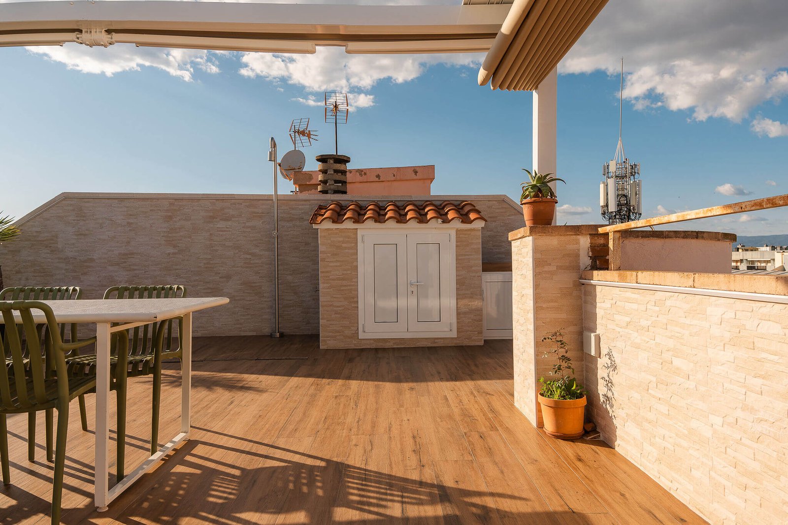 Terraza en La Pineda: reforma de exteriores funcional