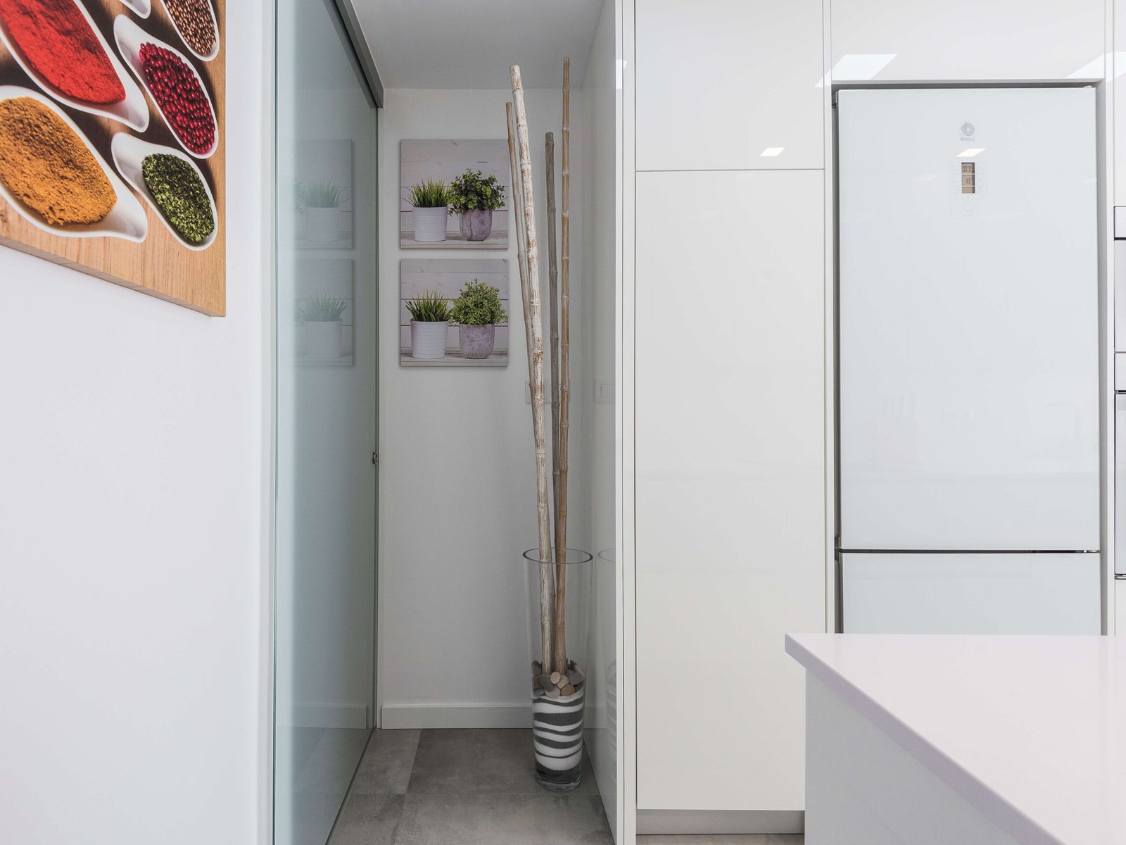 Reforma de cocina en Tarragona: cristal y mayor encimera