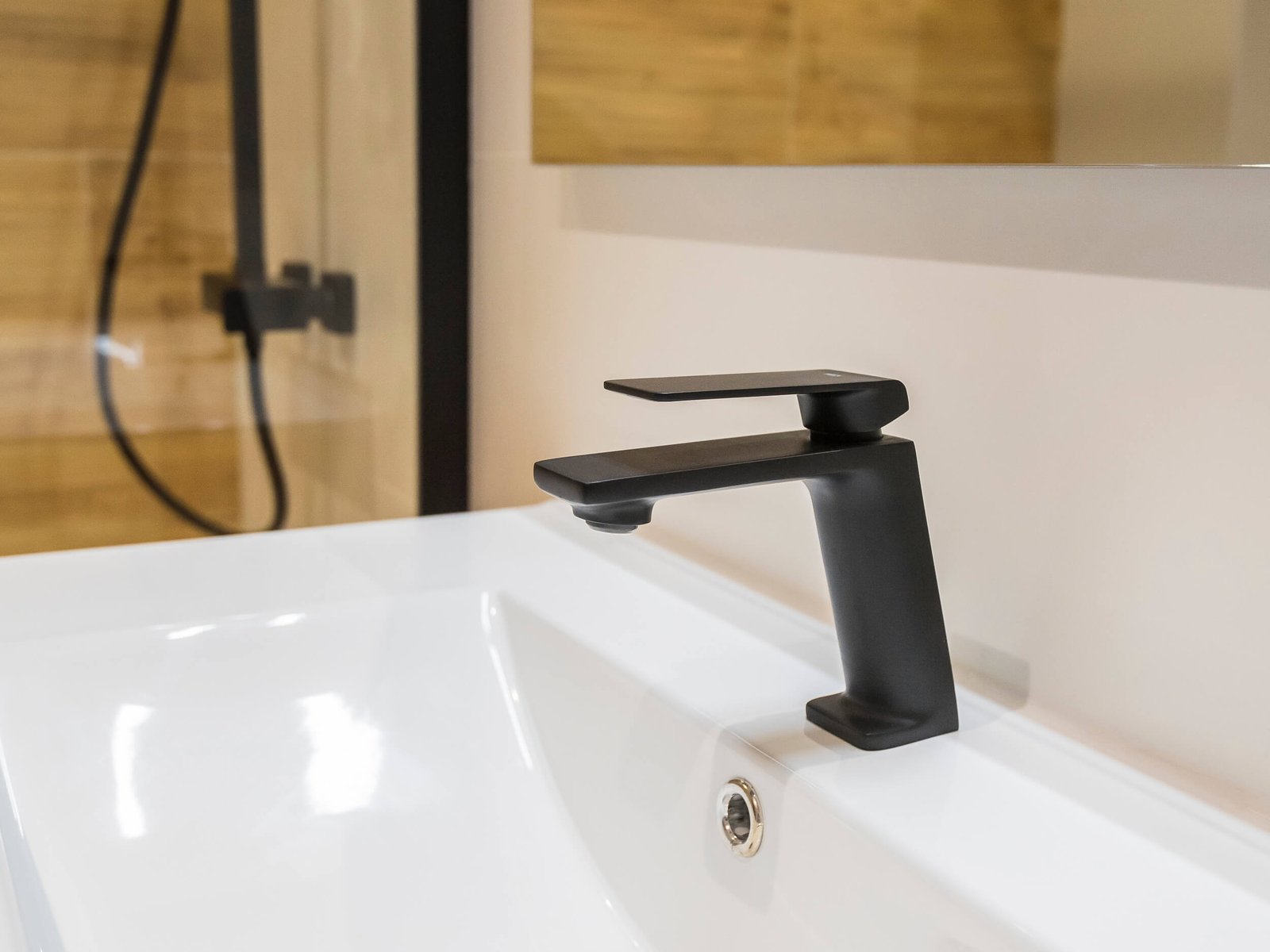 Reforma de baño en Tarragona: continuidad madera y negro