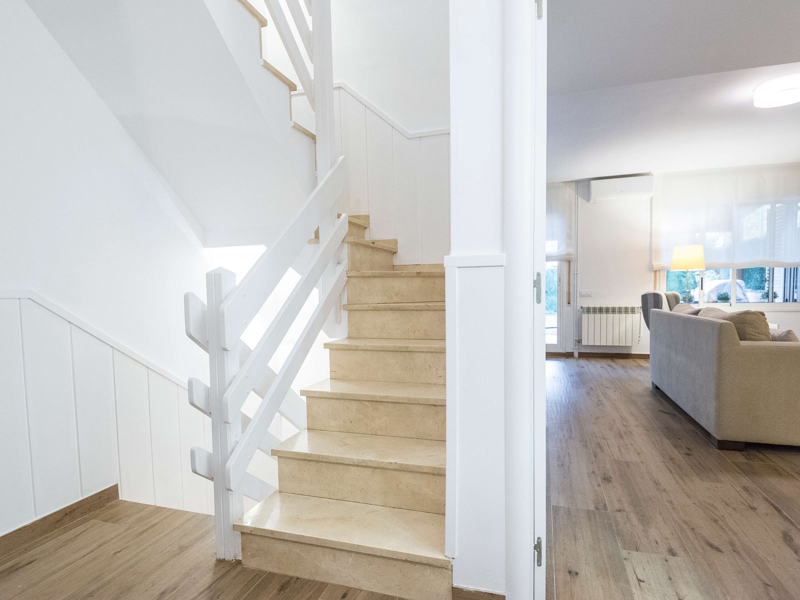 Reforma integral en Tarragona: suelos unificados y confort