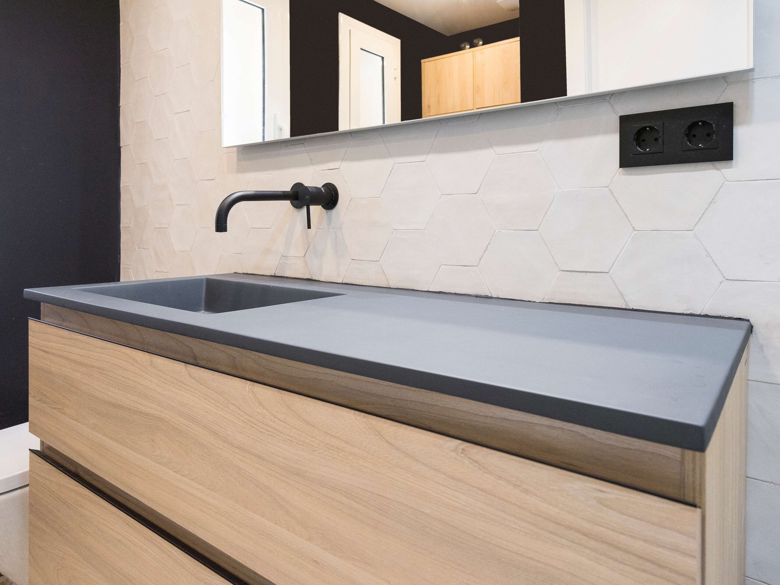 Reformas de baños en Torredembarra: retro y negros