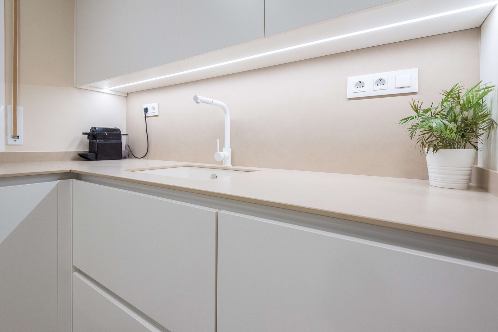 Reforma integral en Alcover: cocina abierta y despensa