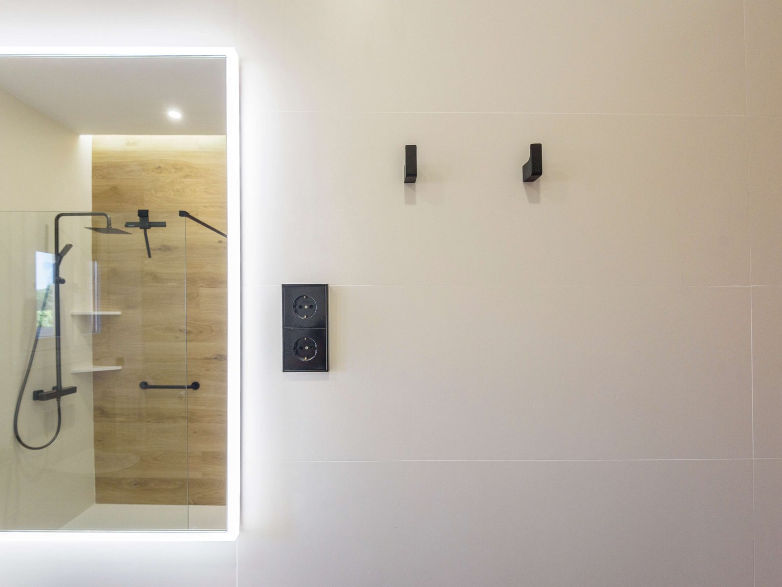 Reforma de baño en Nulles: pavimento roble y diseño funcional