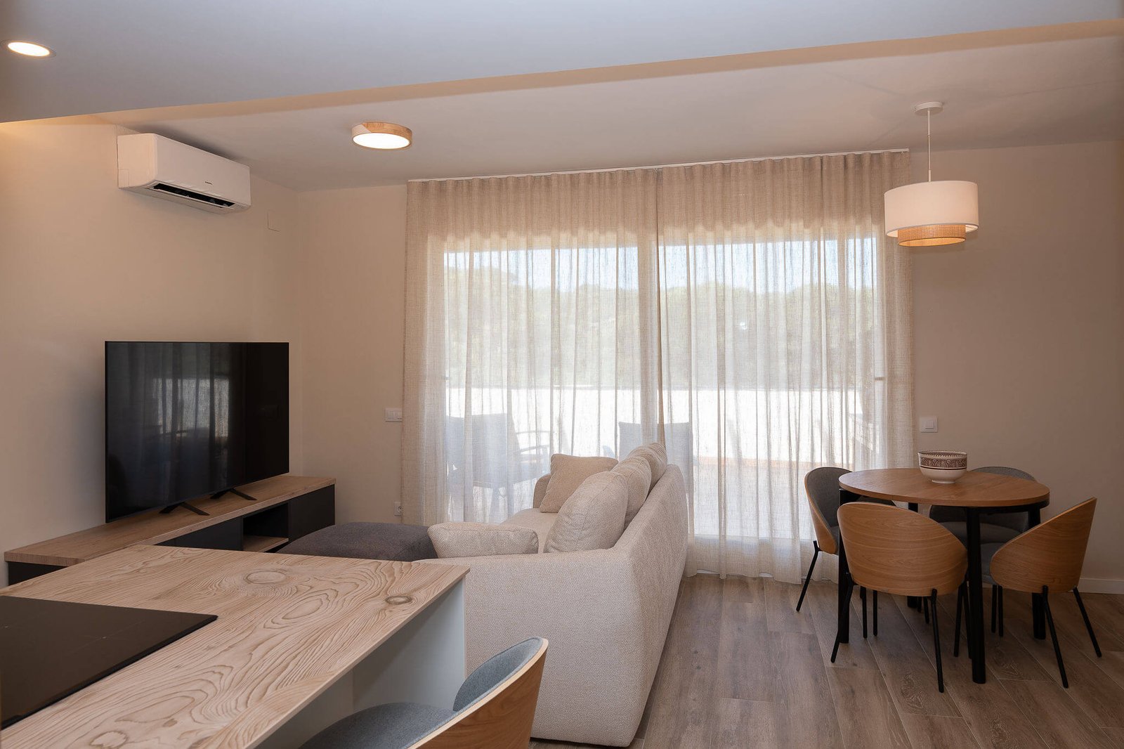 Reforma integral en La Pineda: redistribución y diseño cálido