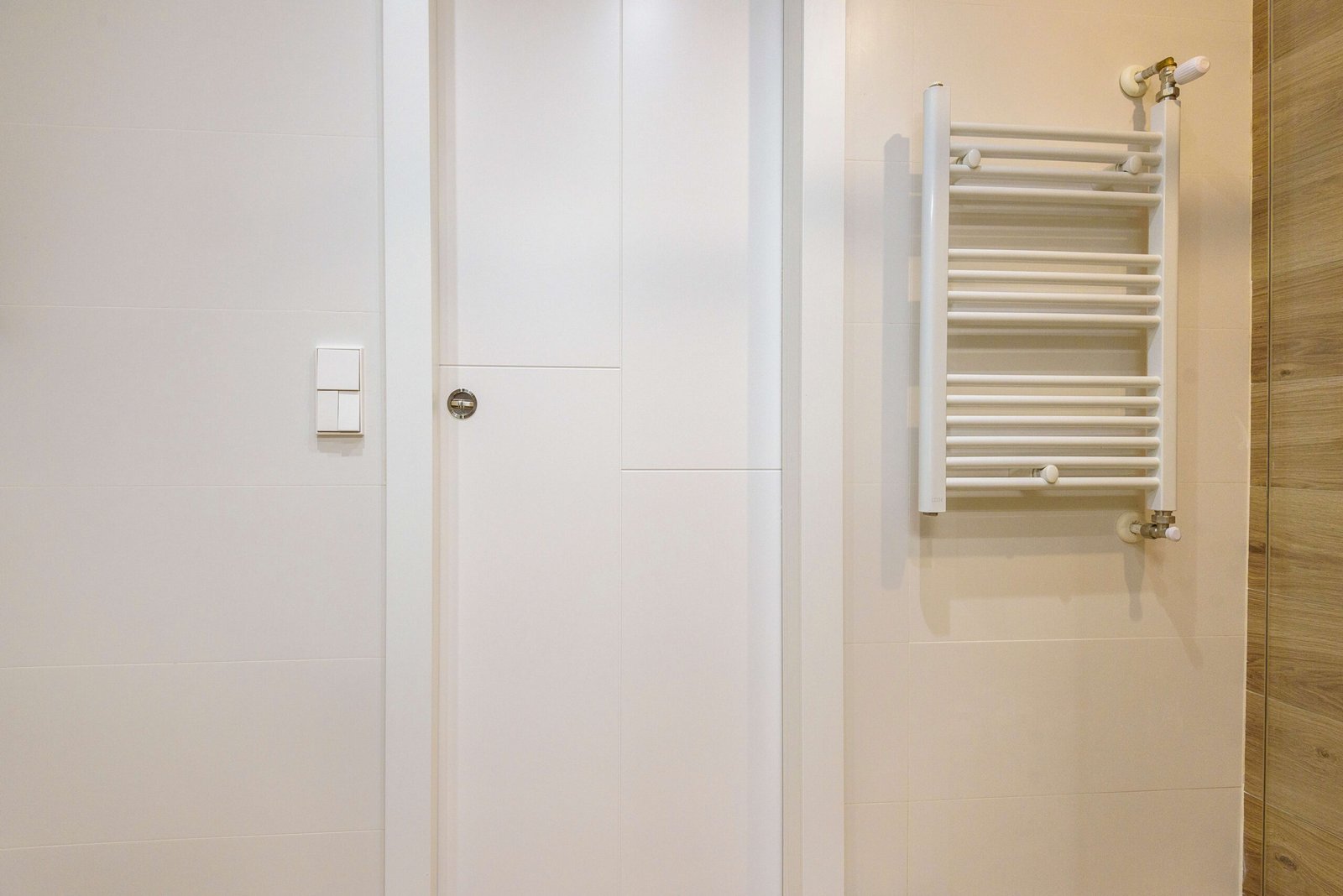 Reforma integral en Tarragona: puertas lacadas y baño madera