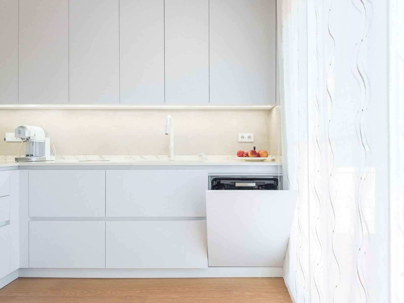 Reforma integral en Bellvei: espacios unificados y madera