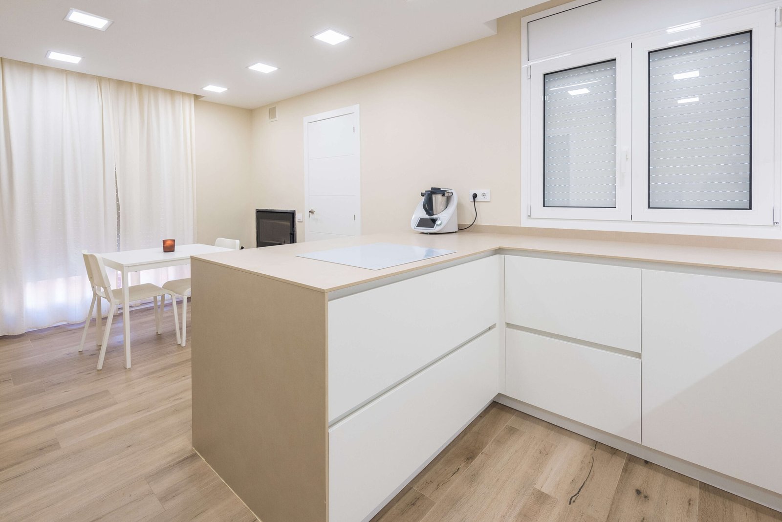 Reforma integral en Alcover: cocina abierta y despensa