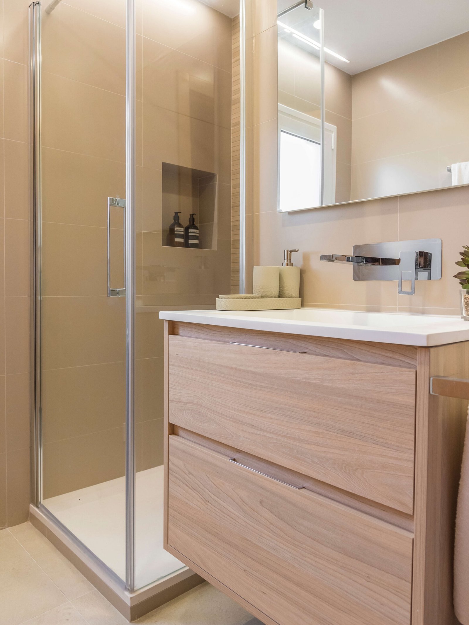 Reformas de baños en Tarragona: diseño con porcelánico