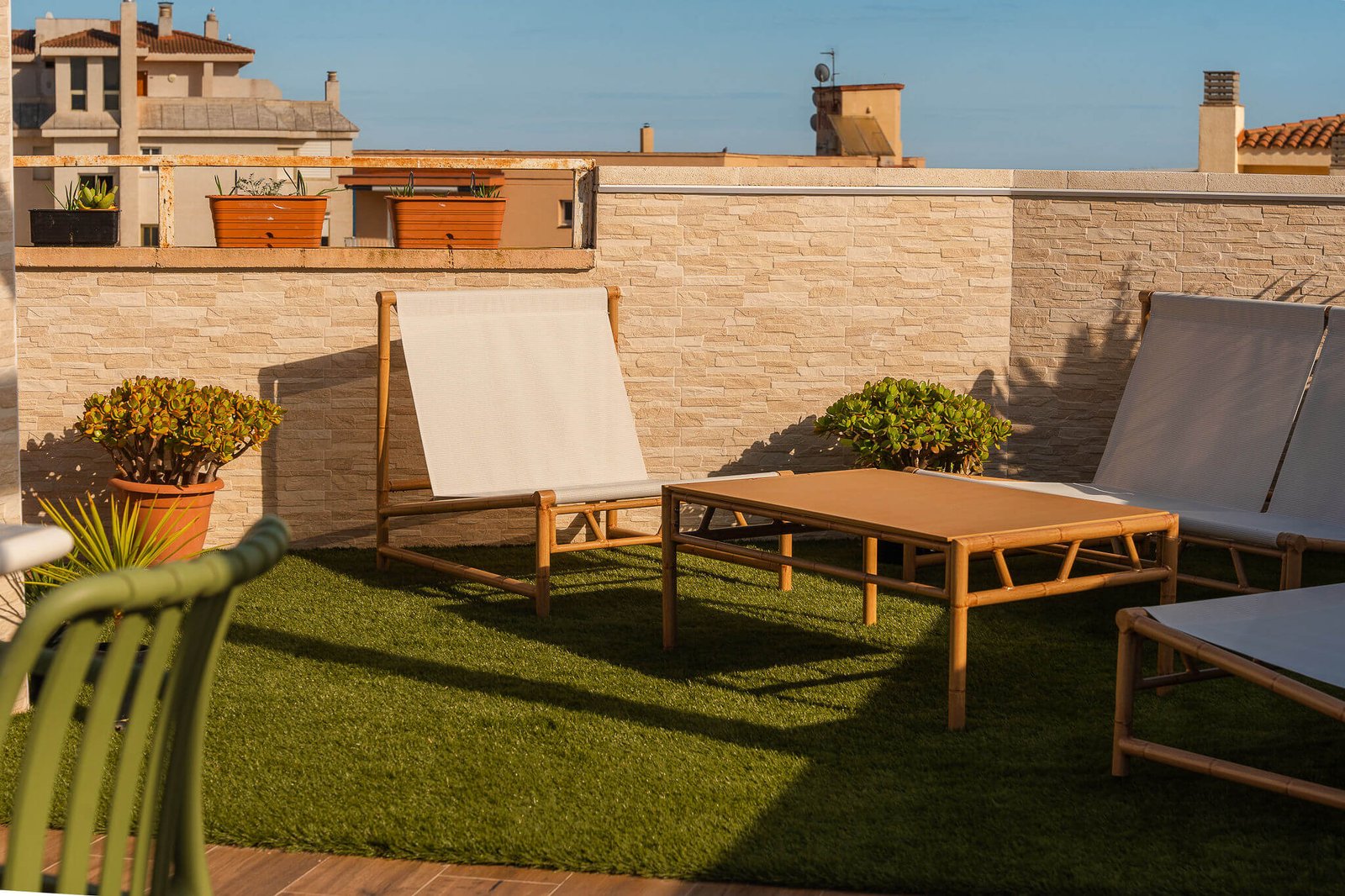 Terraza en La Pineda: reforma de exteriores funcional