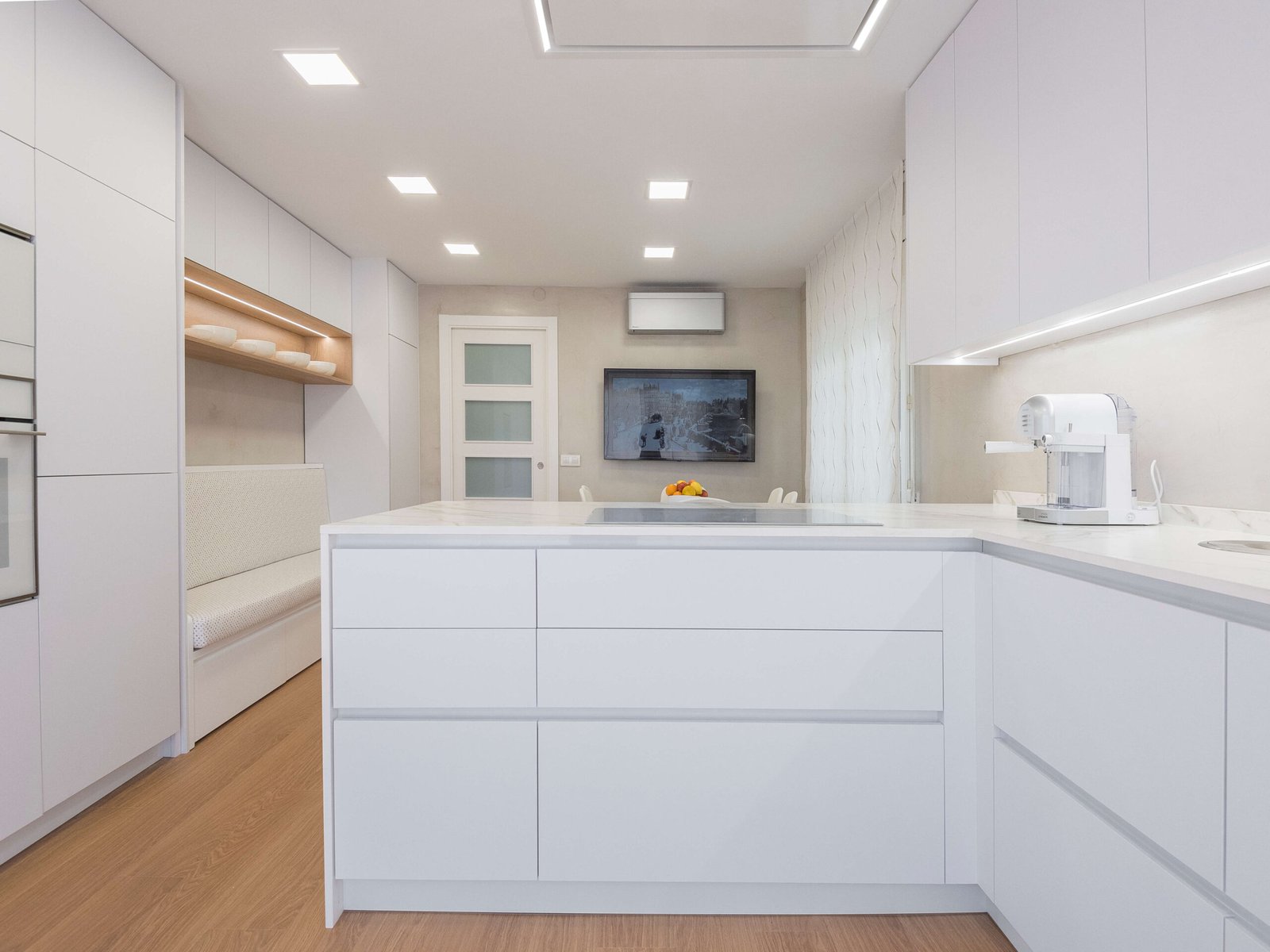 Reforma integral en Bellvei: espacios unificados y madera