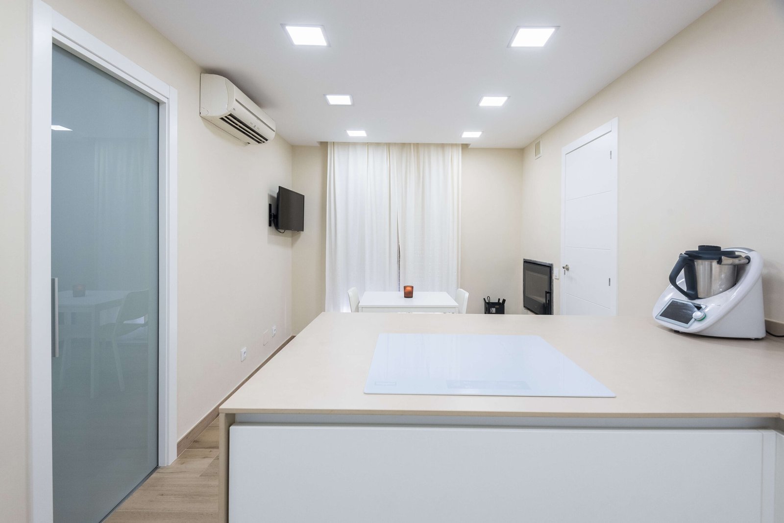 Reforma integral en Alcover: cocina abierta y despensa