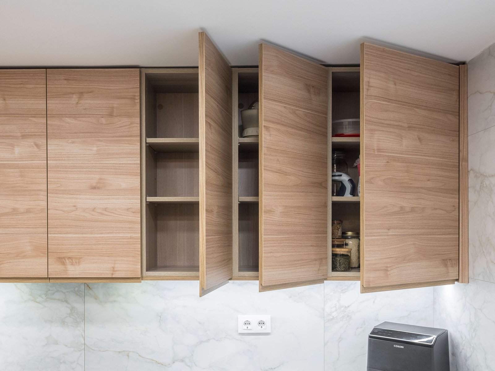 Reformas de cocinas en Tarragona: puerta corredera integrada