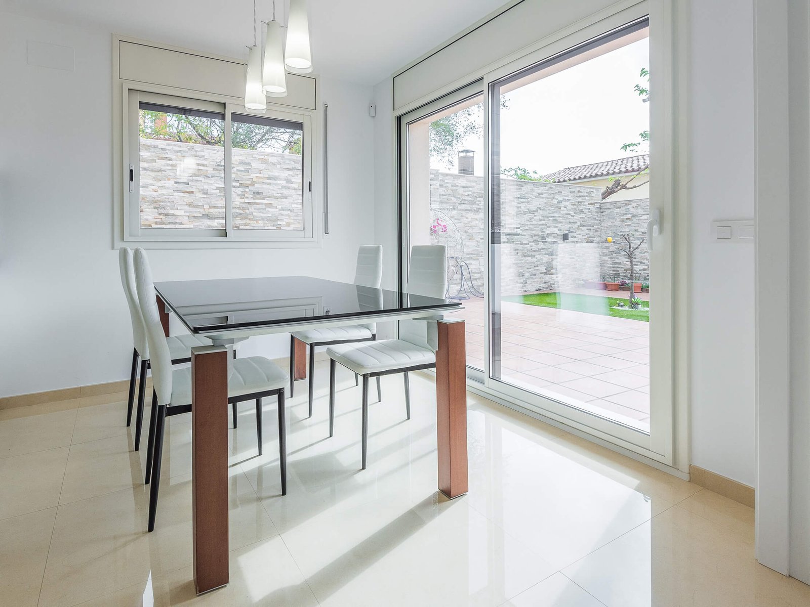 Reforma integral en Reus: vivienda cuatro vientos y jardín