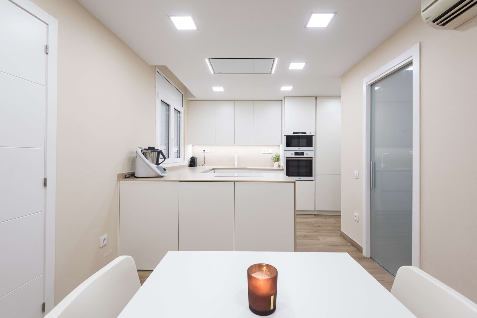 Reforma integral en Alcover: cocina abierta y despensa