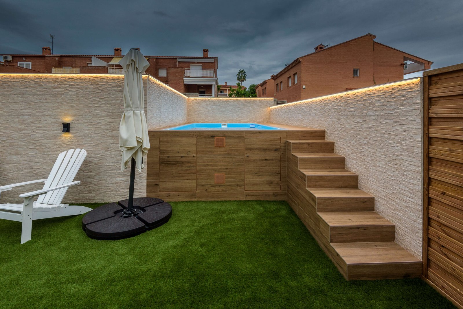 Reforma de exterior en Altafulla con piscina elevada de fibra