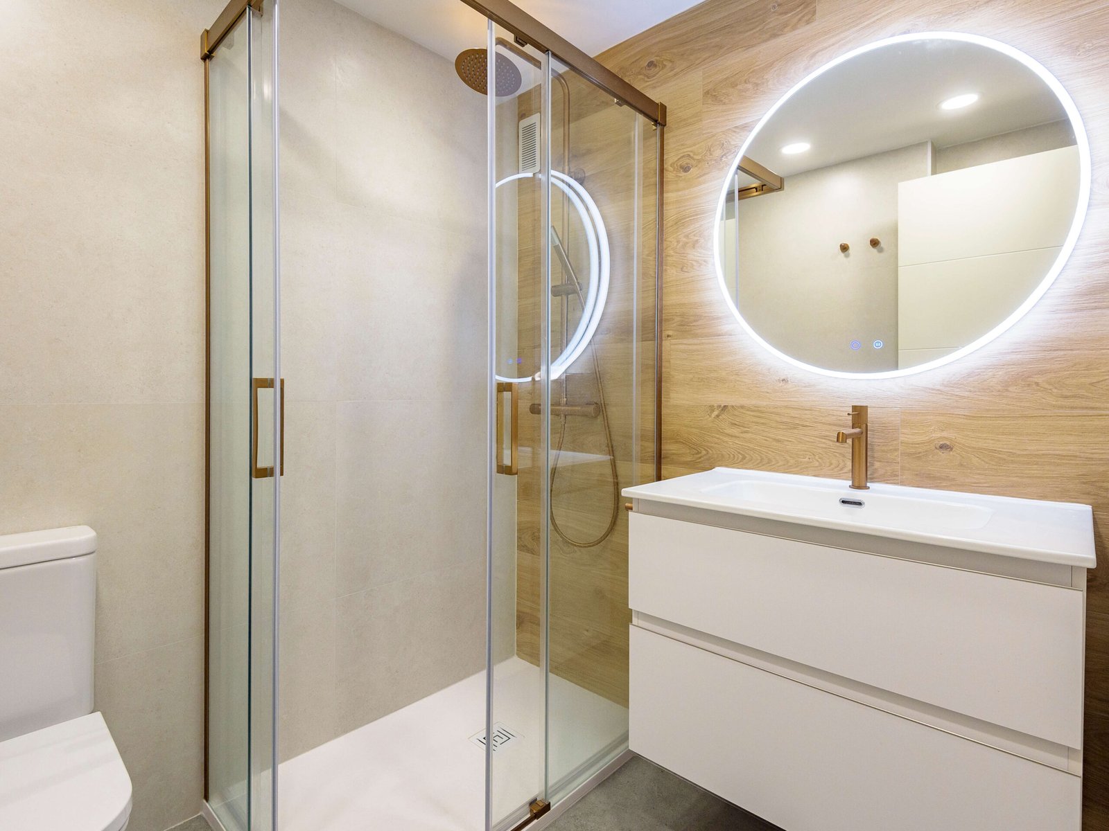 Reforma de baño en Tarragona con sanitario adosado a la pared
