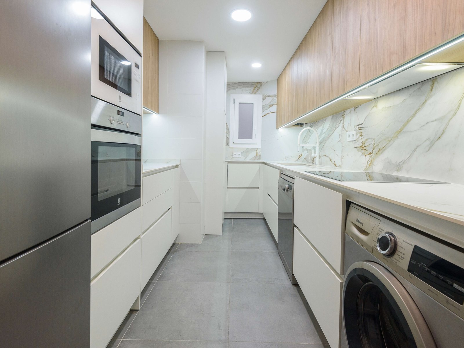 Reforma de cocina en Tarragona, redistribución en L y mobiliario hasta techo