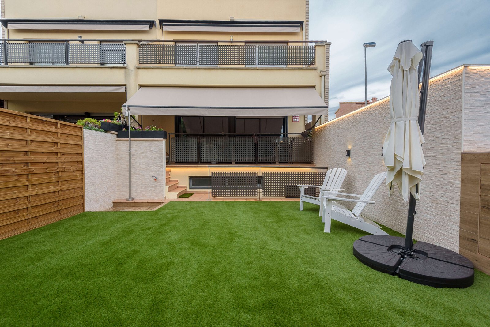 Reforma de exterior en Altafulla con piscina elevada de fibra