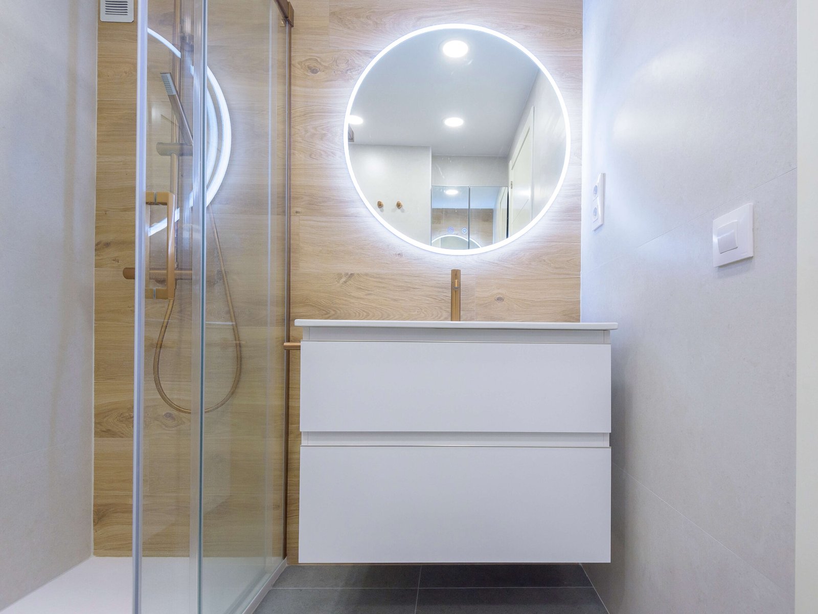 Reforma de baño en Tarragona con sanitario adosado a la pared