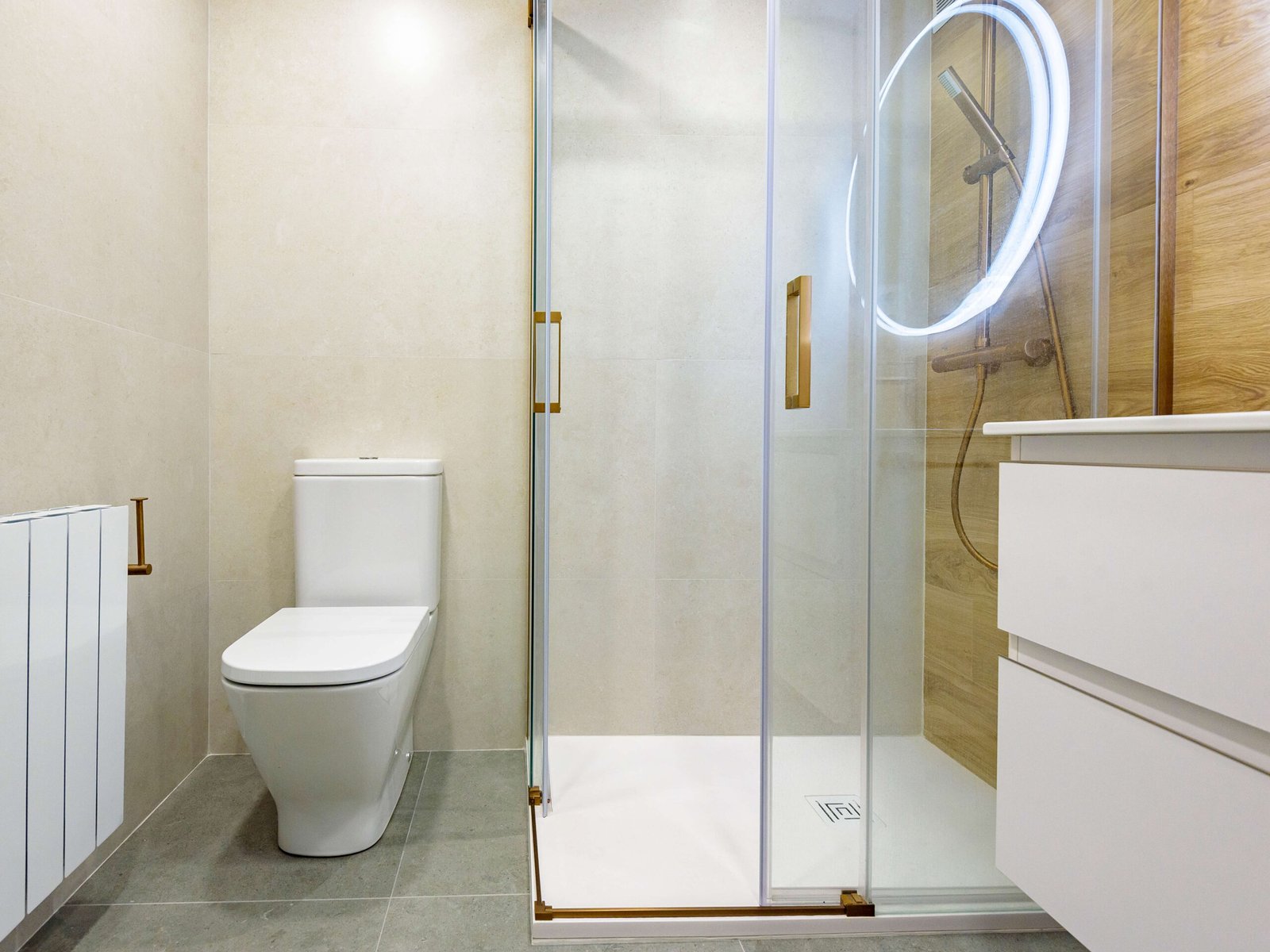 Reforma de baño en Tarragona con sanitario adosado a la pared