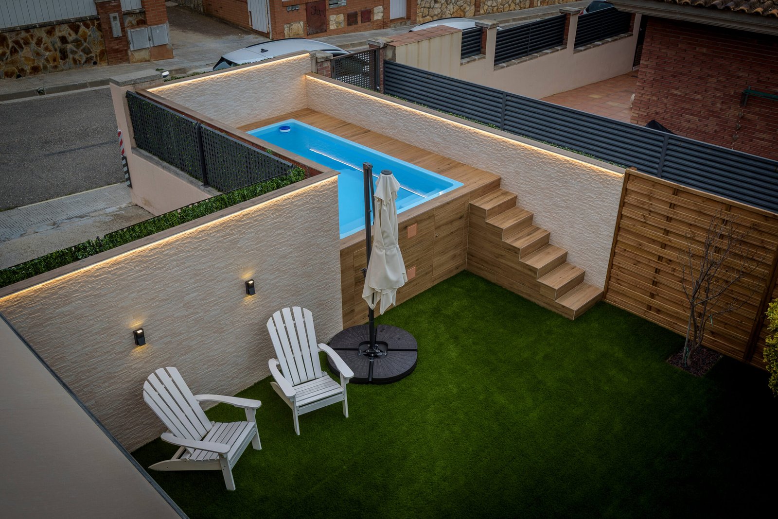 Reforma de exterior en Altafulla con piscina elevada de fibra