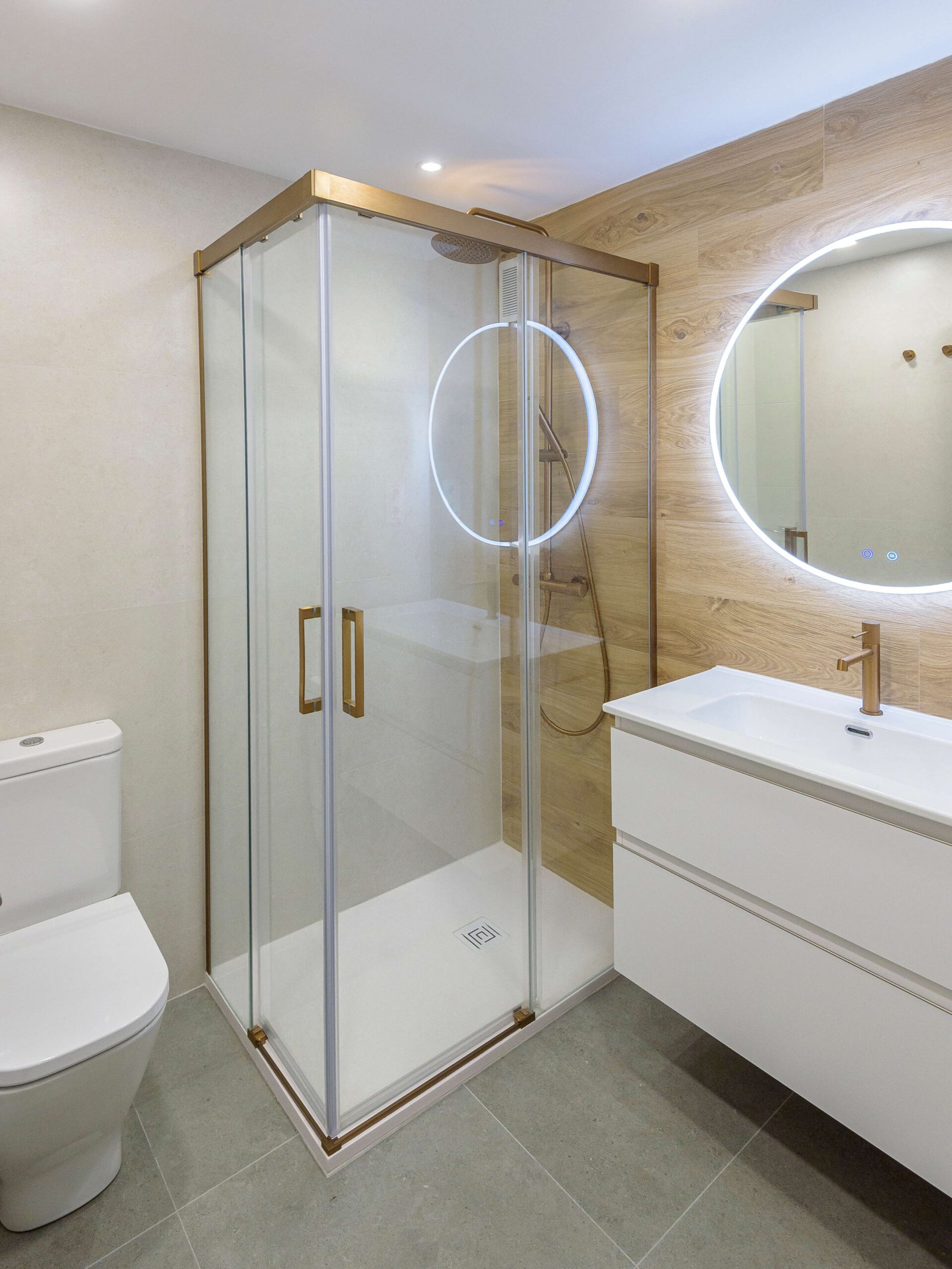 Reforma de baño en Tarragona con sanitario adosado a la pared