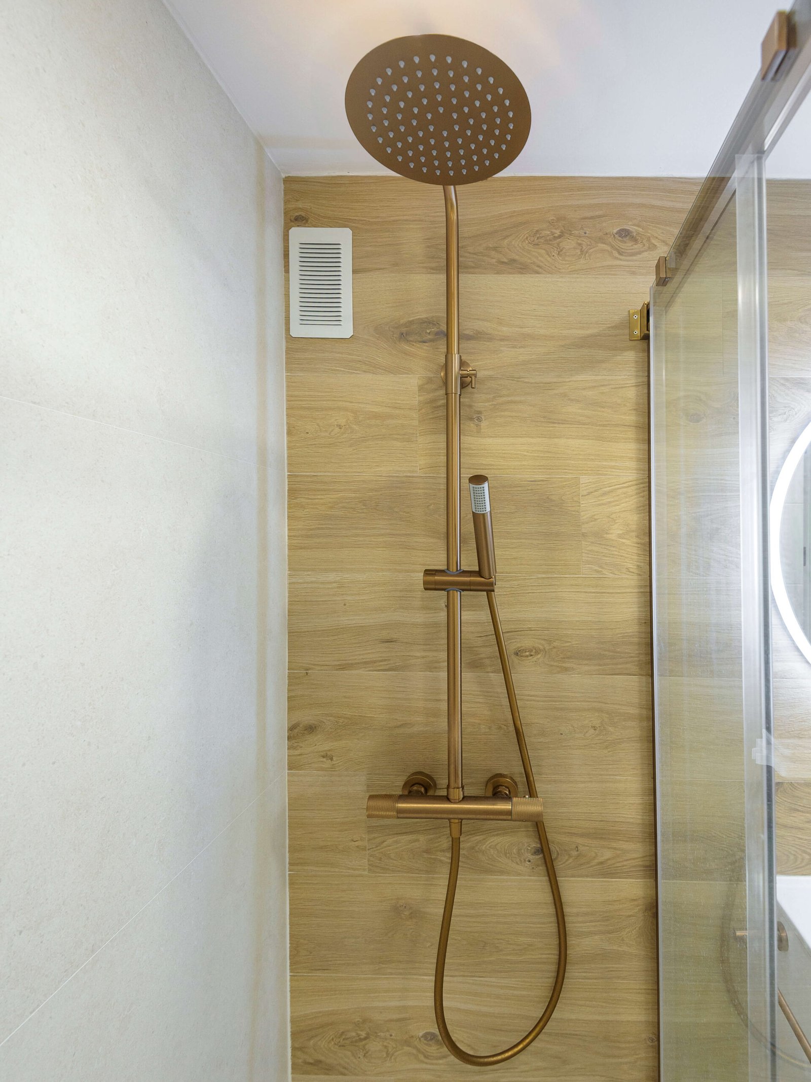 Reforma de baño en Tarragona con sanitario adosado a la pared