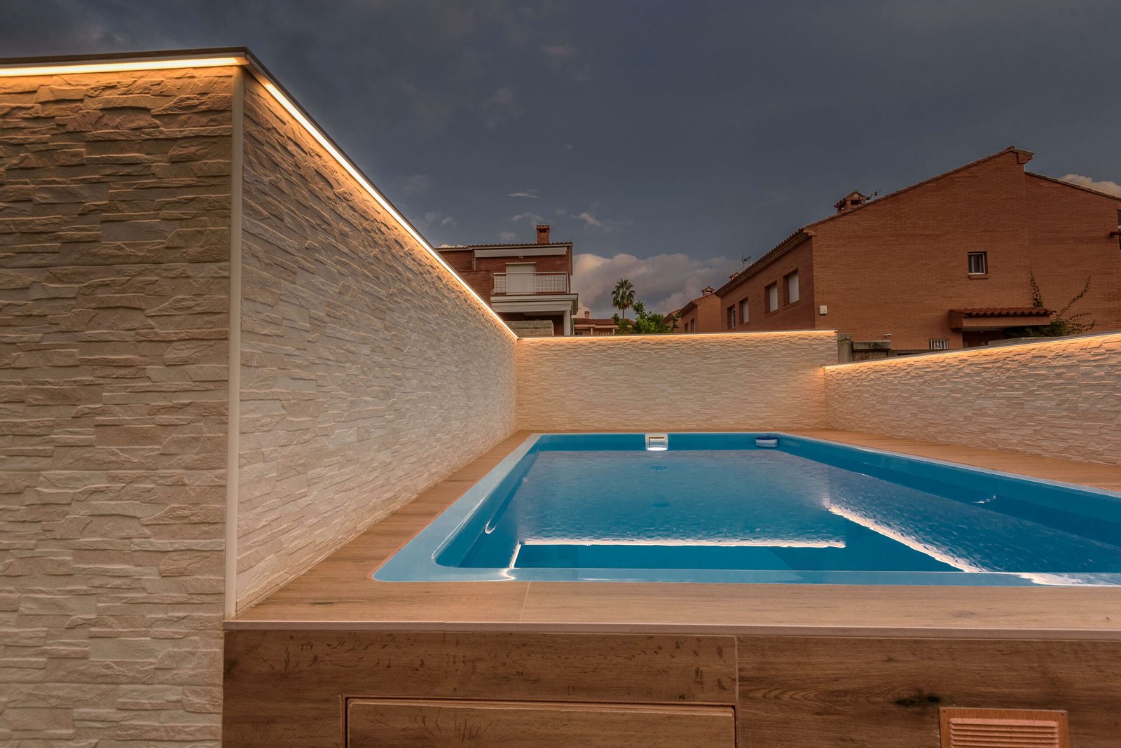 Reforma de exterior en Altafulla con piscina elevada de fibra