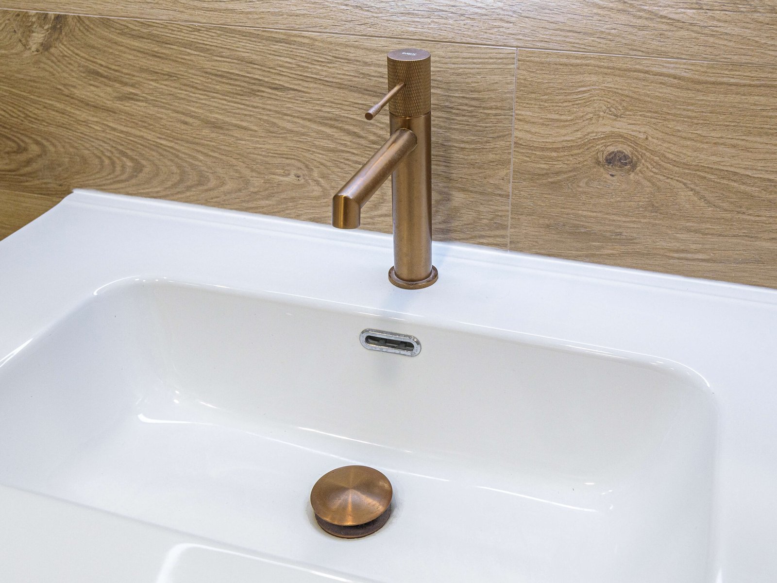 Reforma de baño en Tarragona con sanitario adosado a la pared