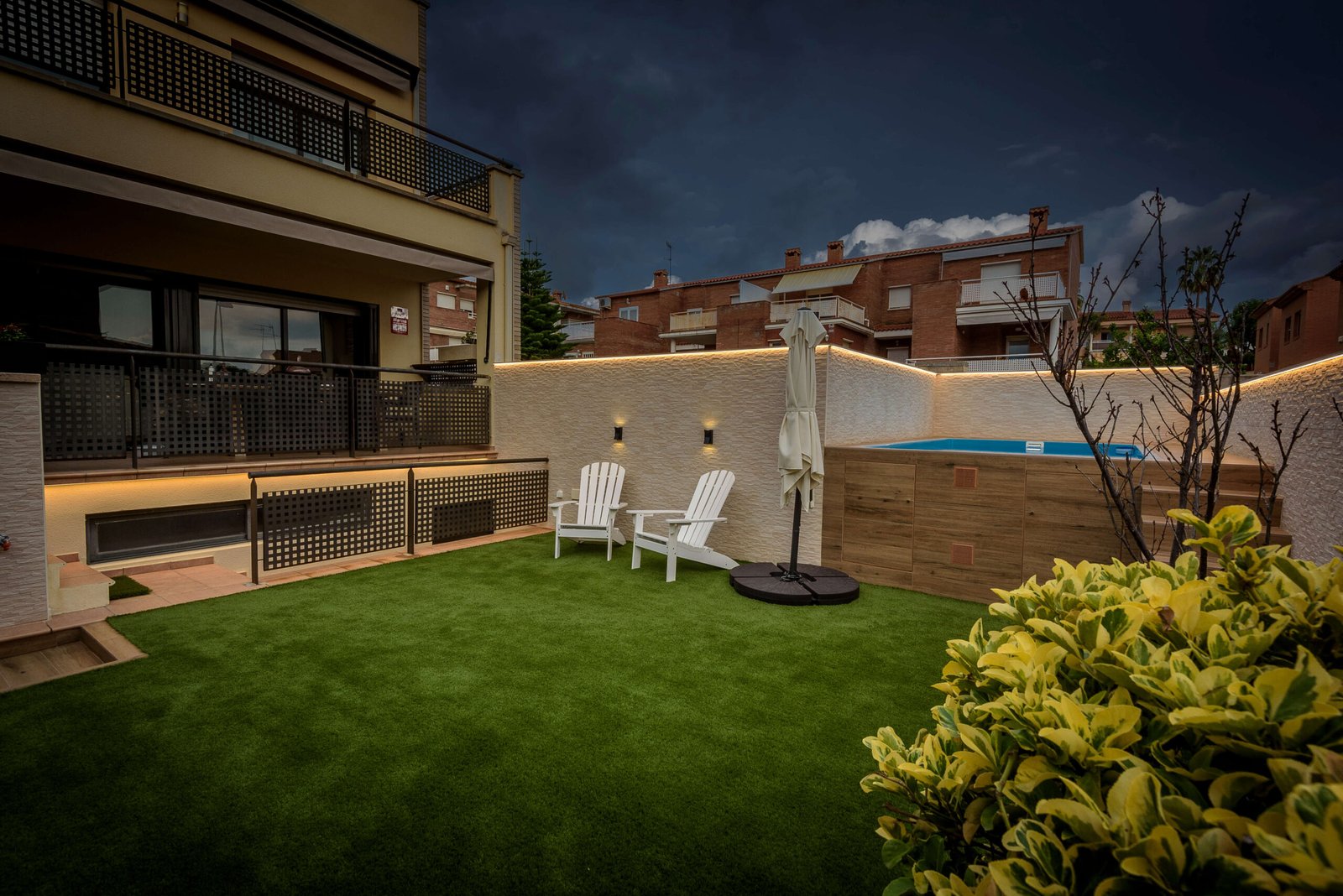 Reforma de exterior en Altafulla con piscina elevada de fibra
